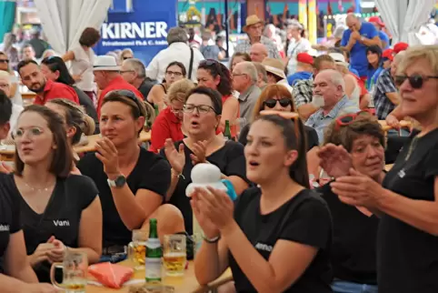 Gute Stimmung im Festzelt beim Lauterecker Heimatfest.