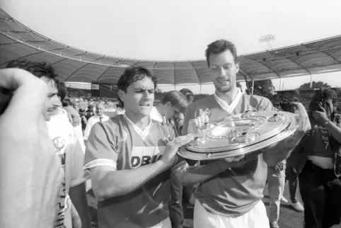 1993: Wynton Rufer (links) und Frank Neubarth feiern die Bremer Meisterschaft mit der Schale. 