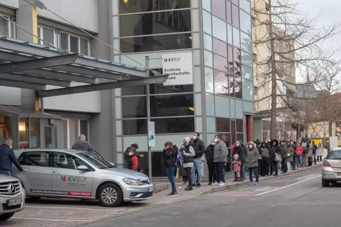 Die Schlange vor der Notfalldienstzentrale auf dem Gelände des Vinzentius-Krankenhauses war lang. Die Schlange vor der Notfalldienstzentrale auf dem Gelände des Vinzentius-Krankenhauses war lang.