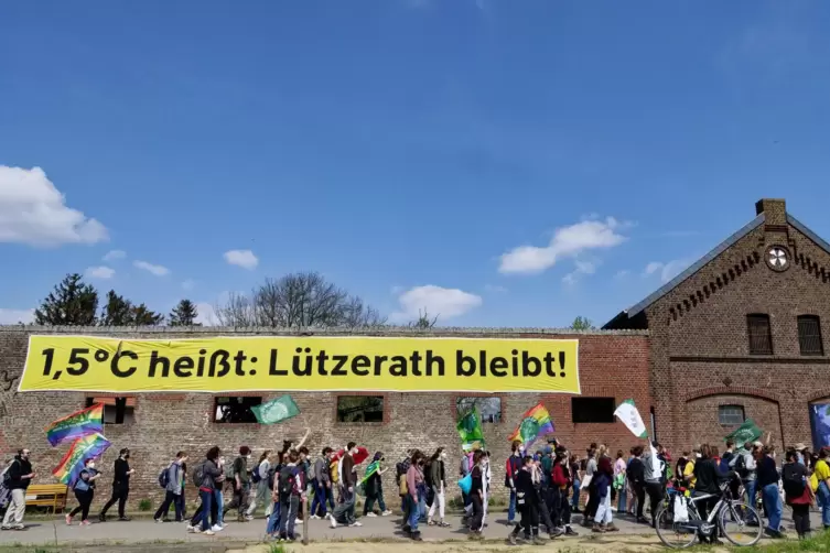 Umweltschützer demonstrieren für den Erhalt von Lützerath. 