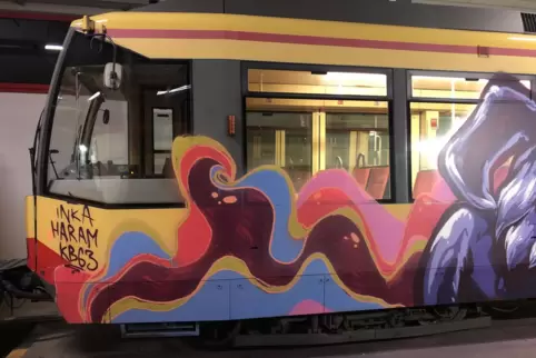 Auch Fensterflächen wurden übermalt.
