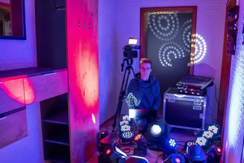„Ich kann bei Veranstaltungen alles bieten, was Ton, Licht und Videotechnik angeht. Ferner können Werbeclips oder Kurzfilme prod