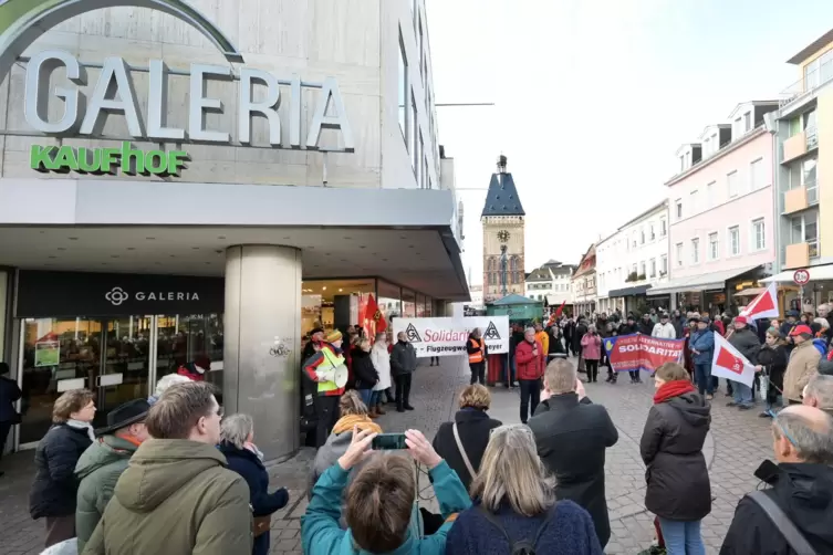 Solidarität bekundet: Am Mittwoch haben rund 80 Menschen für den Erhalt des Kaufhofs in Speyer demonstriert. 