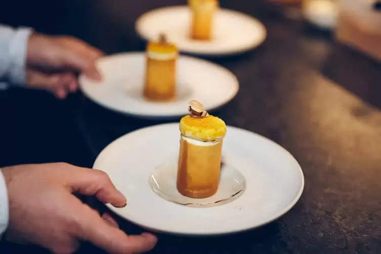 S&uuml;&szlig;es Kunstwerk: Peifers Bienenstich &bdquo;als w&auml;re es 2014&ldquo; ist eines von drei Desserts. 