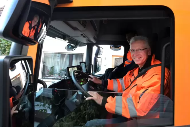 Den Lkw-Führerschein hat er seit der Bundeswehr-Zeit: Wolfgang Bühring ist in Speyer auch für die Müllabfuhr zuständig und fährt