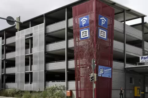 Ein Elektroauto zum Teilen steht im Parkhaus am Hauptbahnhof. Es ist die dritte Station eines Angebots der Stadtwerke mit Anbiet