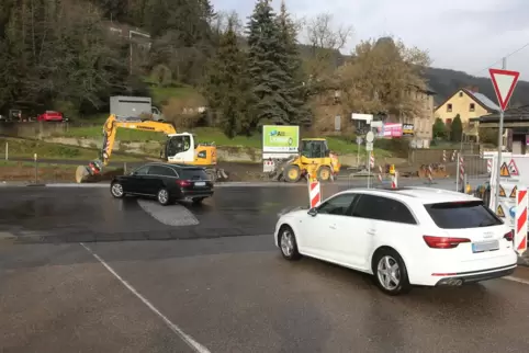 Der erste Bauabschnitt an der B420 ist bis auf einige Kleinigkeiten abgeschlossen. Zwar dürfen Autos derzeit passieren, Mitte Ja