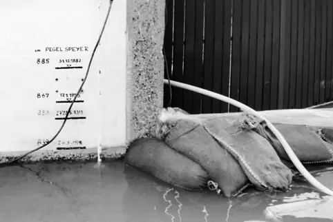 1988 im Hasenpfuhl: Erinnerung an das Hochwasser von 1882, dessen Pegelstand diesmal zum Glück nicht erreicht wird.