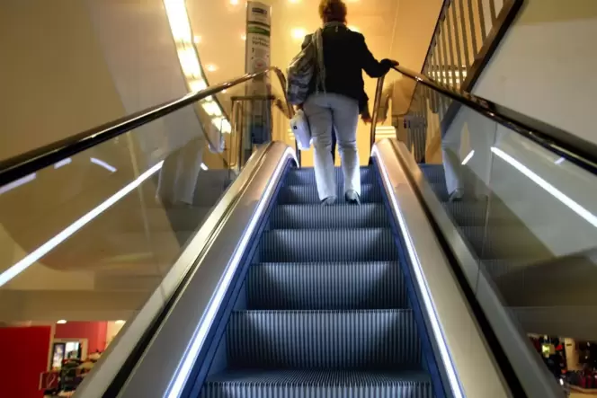 Auf dem Weg nach oben? Rolltreppe im Speyerer Kaufhof. Auf dem Weg nach oben? Rolltreppe im Speyerer Kaufhof.