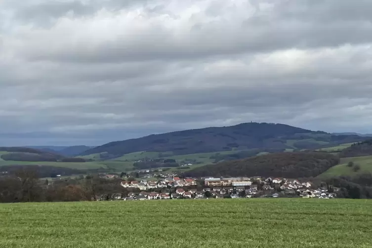 Der Rundwanderweg bietet einen traumhaften Blick auf Glan-Münchweiler. Im Hintergrund ragt der Potzberg empor. 