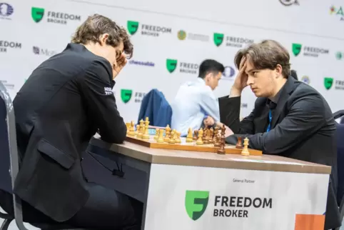Das direkte Duell gegen Weltmeister Magnus Carlsen (links) verlor der Saulheimer Vincent Keymer bei der Schnellschach-WM, holte 