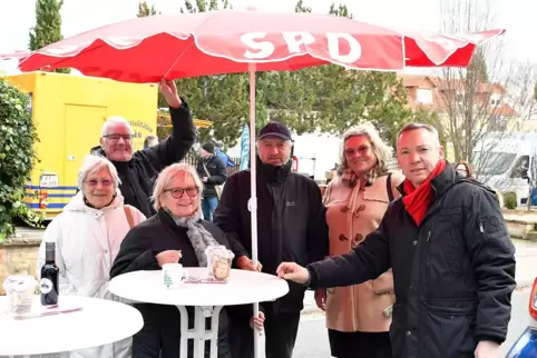 Sie wollen mit den Leuten ins Gespräch kommen: Andreas Schäffling (rechts) und seine Unterstützer auf dem Wachenheimer Wochenmar