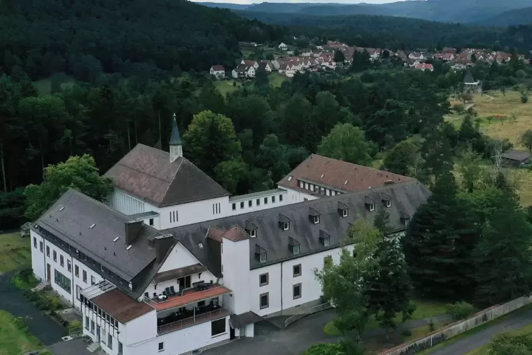 Das Kloster gehört zu den wenigen größeren Übernachtungsbetrieben.