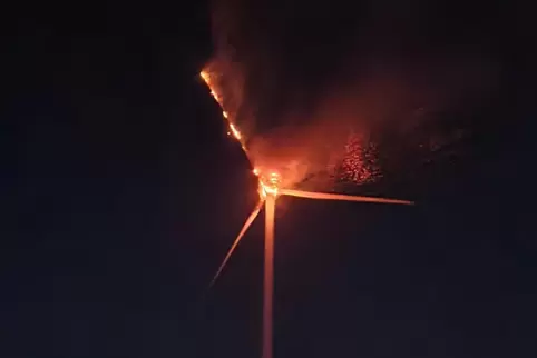 Auf einem Feld bei Losheim am See hat am späten Mittwochabend ein Windrad Feuer gefangen.