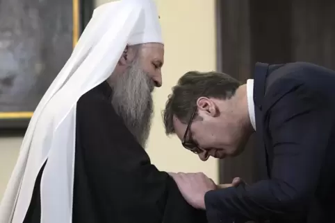 Gibt sich als Verteidiger traditioneller Werte: Aleksandar Vucic, Präsident von Serbien, der hier die Hand von Porfirije Peric, 