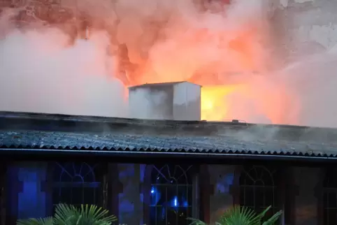 Rauch über Neustadt: Der Großbrand in der ehemaligen Papierfabrik an der B39 war im Mai Stadtgespräch.