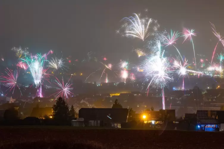 Zum Jahreswechsel um Mitternacht wird es nur leicht bewölkt sein. Das Foto entstand an Silvester 2019/20 in Ixheim. 