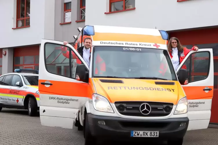 Dennis Kallenbrunner und Bettina Schreiber vom DRK haben sowohl gute als auch schlechte Erinnerungen an Eins&auml;tze in der Silveste