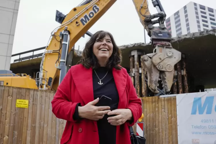 Und pl&ouml;tzlich st&uuml;rzt wieder was ein: OB Jutta Steinruck vor einem Bagger an der S&uuml;dtrasse.