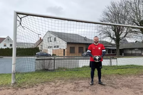 Niko Stavridis, Torwart des TuS Schönenberg II, auf dem Platz, auf dem er früher mit seinem Bruder Angelos, inzwischen FCK-Profi