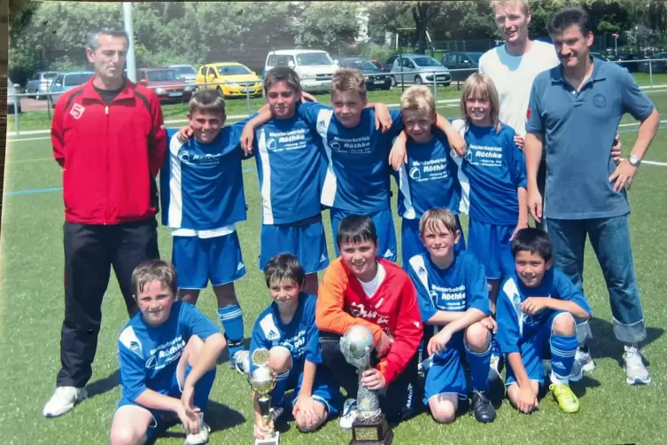 Dieses Foto h&auml;ngt noch heute im Vereinsheim des TuS Sch&ouml;nenberg. Niko Stavridis war Torwart der erfolgreichen E-Jugend. 