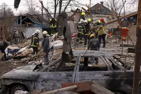 In Kiew arbeiten Rettungskräfte in Trümmern, nachdem Wohnhäuser laut Ukraine bei einem russischen Raketenangriff beschädigt wurd