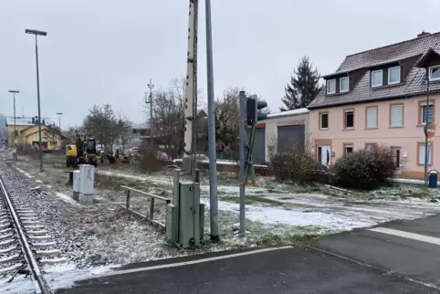 Auf dem rechteckigen, rund 900 Quadratmeter großen Gelände südlich des Rockenhausener Bahnhofs sollen zusätzliche Pkw-Stellfläch Auf dem rechteckigen, rund 900 Quadratmeter großen Gelände südlich des Rockenhausener Bahnhofs sollen zusätzliche Pkw-Stellfläch