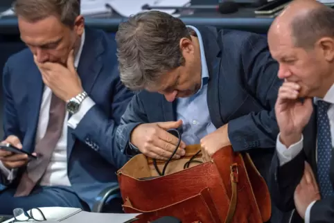 Was kommt als nächstes auf den Tisch? – Die Regierungsbank mit Kanzler Scholz (SPD, rechts), Vizekanzler Habeck (Grüne, Mitte) u