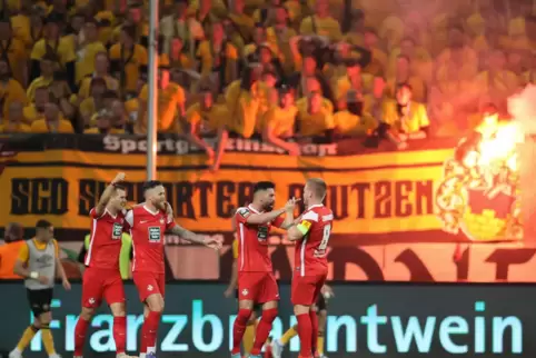 Der Weg Richtung Zweite Liga ist frei: Der FCK feiert den wichtigen Treffer Daniel Hansliks (nicht im Bild) zum 1:0. Bei den Dyn