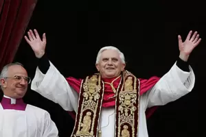 Papst Benedikt XVI. steht nach seiner Wahl am 19. April 2005 auf dem Balkon des Petersdoms.
