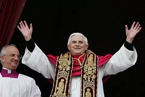 Papst Benedikt XVI. steht nach seiner Wahl am 19. April 2005 auf dem Balkon des Petersdoms.