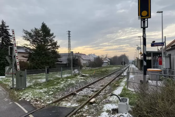 Zur Zeit werden die Signalanlagen zwischen Wörth und Lauterbourg aufwendig saniert; deshalb fährt wie hier am Bahnhof Hagenbach