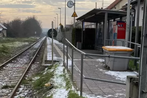 Zur Zeit werden die Signalanlagen zwischen Wörth und Lauterbourg aufwendig saniert; deshalb fährt wie hier am Bahnhof Hagenbach 