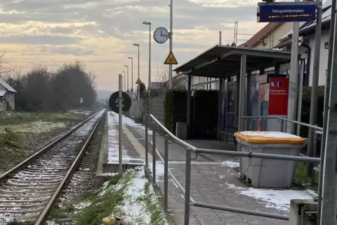 Zur Zeit werden die Signalanlagen zwischen Wörth und Lauterbourg aufwendig saniert; deshalb fährt wie hier am Bahnhof Hagenbach 