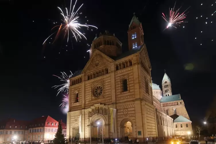 Schöne Kulisse: Das Jahr wird mit Feuerwerk am Dom begrüßt.