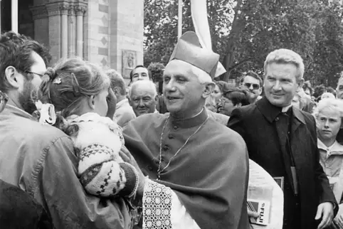 In Speyer leutselig: Joseph Kardinal Ratzinger vor dem Dom. 