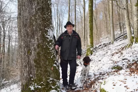 Seit 36 Jahren im Revier an der französischen Grenze zu Hause: Förster Edwin Schneider mit Hünding Betula an einem seiner Liebli