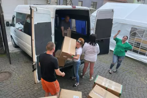 Der Hilfstransport im Juni ist angekommen: Das Bild entstand beim Abladen in Mukatschewo.