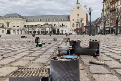 Feuerwerksmüll auf dem Rathausplatz in Landau. 