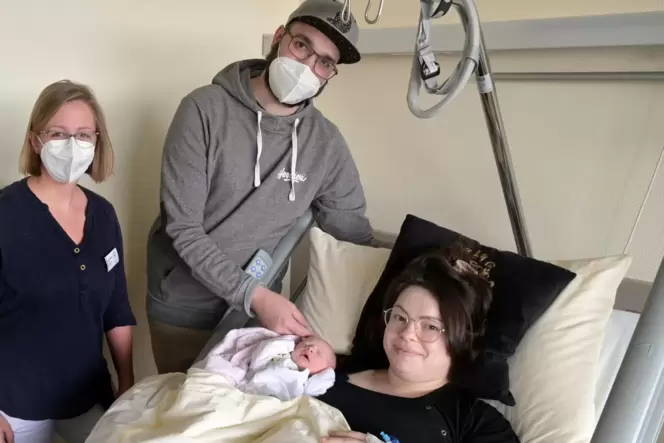 Junges Glück: Tanja und Felix Paul Gärtner mit Töchterchen Milla Mei und Fachärztin Cornelia Ladra. Junges Glück: Tanja und Felix Paul Gärtner mit Töchterchen Milla Mei und Fachärztin Cornelia Ladra.