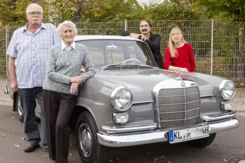 Oldtimer-Fans: Rainer, Erna, Armin Biehl und Andrea Biehl-Kiefaber (von links) präsentieren ihren Mercedes 190 DC Baujahr 1965.
