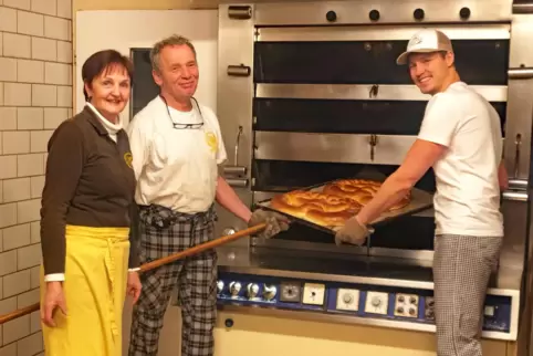 Seit Montag sind die Bäckermeister Anneliese und Martin Donker in Ruhestand. Die Bäckerei führt ab sofort Sohn Philipp Donker (v