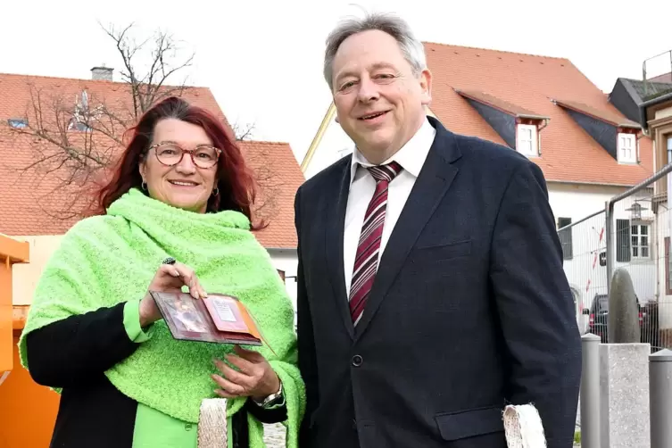 Birgit Klein und Dekan Stefan Kuntz mit dem Geldbeutel. 