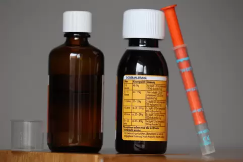 Zählen zu den Medikamenten, bei denen es derzeit zu Lieferengpässen kommt: Fiersäfte mit den Wirkstoffen Paracetamol und Ibuprof