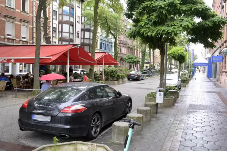 Zugeparkt: die Fu&szlig;g&auml;ngerzone Prinzregentenstra&szlig;e.