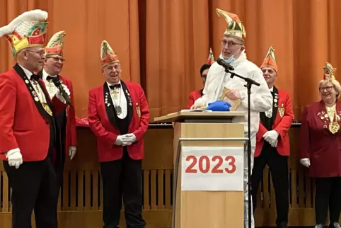 Neue Aufgabe für den entmachteten Ortsvorsteher: Die Fasnachter des KOD ernannten Frank Meier, zünftig ausgestattet, zum „Macher