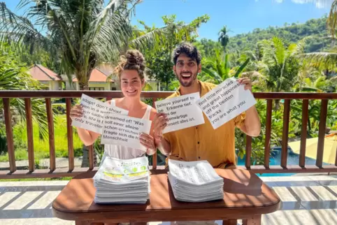 Anna Wüst und ihr Freund Kevin Hennings wollen 23 Länder bereisen und dort positive Botschaften verbreiten. Zum Gepäck zählen 36