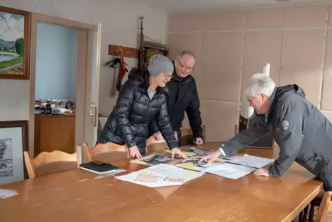  Freuen sich über die bevorstehende Sanierung des Silzer Bürgerhauses (von links): Elke Mandery, Arnold Erhardt und Markus Alber