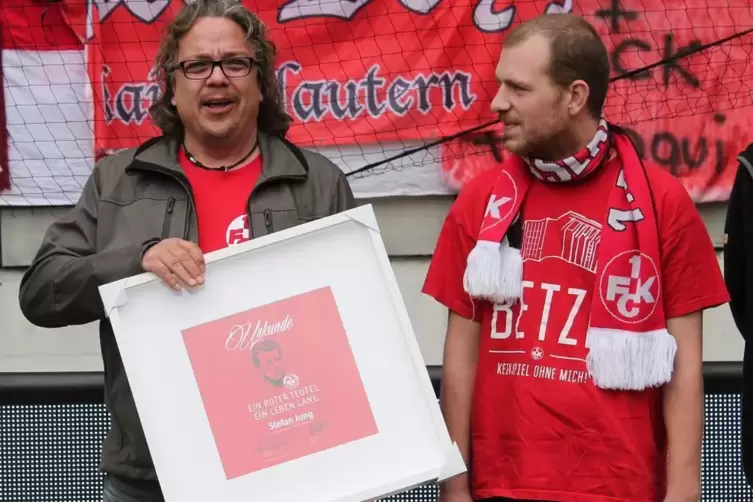 F&uuml;r immer FCK: Stefan Jung (links), wie hier oft begleitet von Matthias Eberle, einem seiner besten Freunde, bei der &Uuml;berreichun