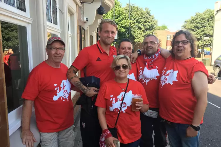 Ausflug nach London: Stefan Jung (rechts) trifft im Sommer 2016 Philipp Hofmann am Rande eines Testspiels beim FC Brentford, woh
